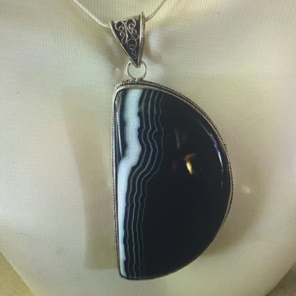 Pretty substantial Big bold Natural Botswana Agate gemstone pendant - Picture 10 of 11